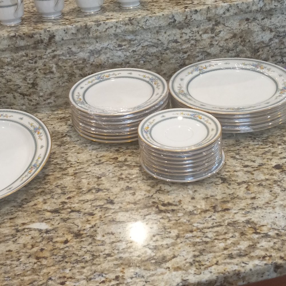 Dinnerware - Picture 4 of 5